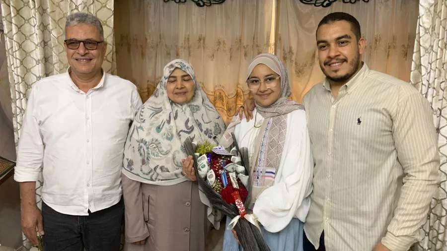 أسرة الطالبة “آمنة” الأولى في الإعدادية الأزهرية ببورسعيد تحتفل بنجاحها: “تميزت بالصلاة والقرآن وطموحي في الطب والإذاعة” أسرة الطالبة “آمنة” الأولى في الإعدادية الأزهرية ببورسعيد تحتفل بنجاحها: “تميزت بالصلاة والقرآن وطموحي في الطب والإذاعة”