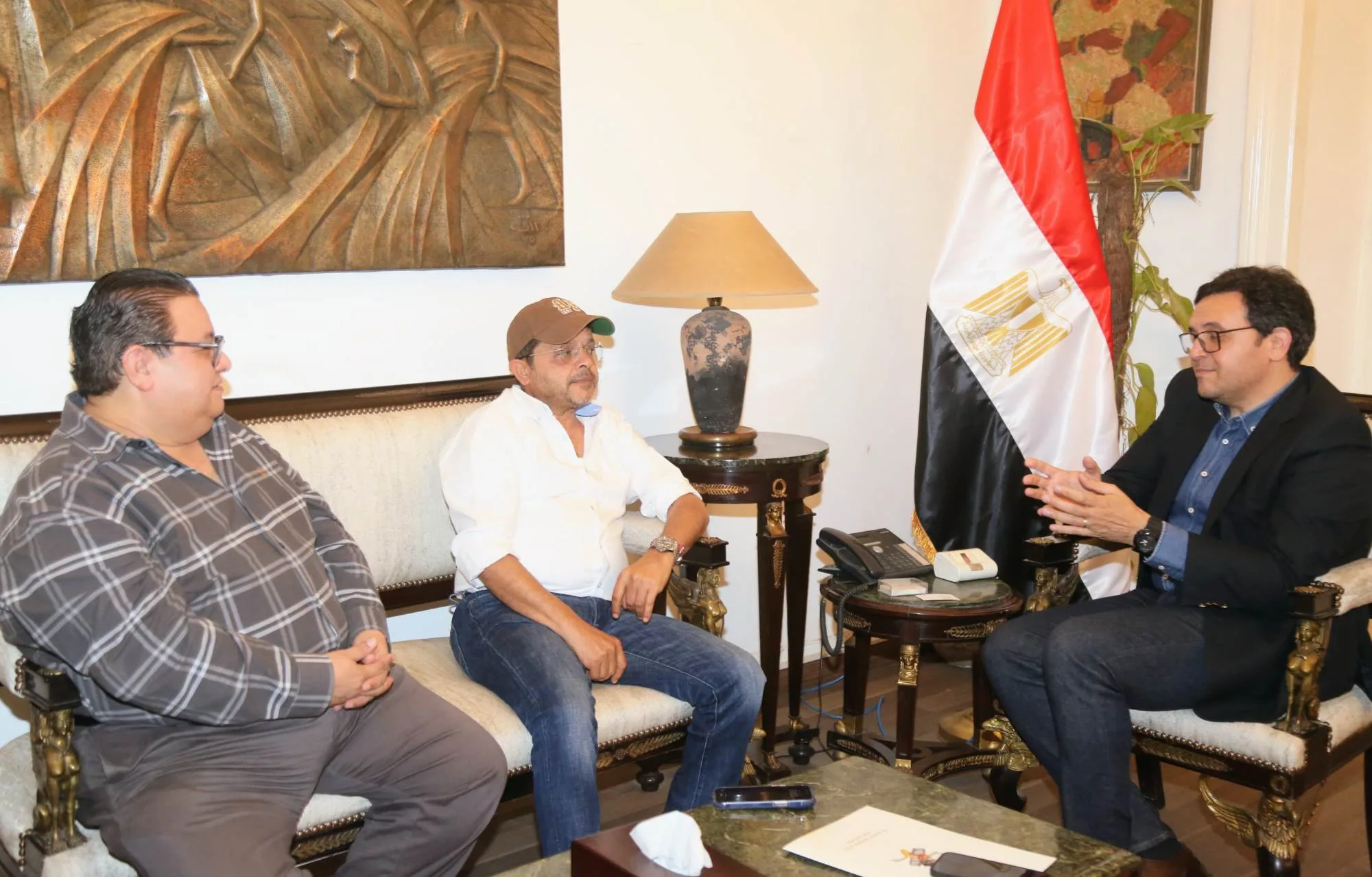 وزير الثقافة يلتقي بالفنان محمد هنيدي لمناقشة تنظيم عروض مسرحية في المحافظات وزير الثقافة يلتقي بالفنان محمد هنيدي لمناقشة تنظيم عروض مسرحية في المحافظات