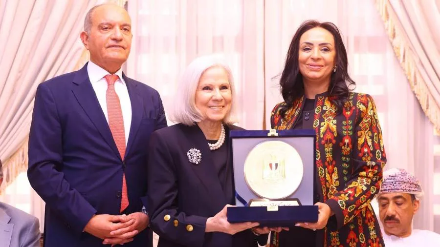 وزيرة التضامن الاجتماعي تكرم السفيرة هيفاء أبو غزالة تقديراً لمساهماتها خلال فترة قيادتها في مجال الشؤون الاجتماعية. وزيرة التضامن الاجتماعي تكرم السفيرة هيفاء أبو غزالة تقديراً لمساهماتها خلال فترة قيادتها في مجال الشؤون الاجتماعية.