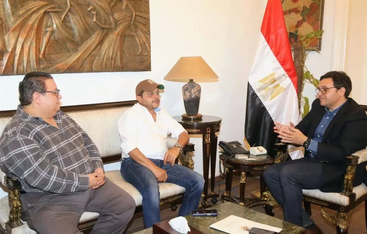 وزير الثقافة يلتقي محمد هنيدي لبحث سبل تقديم عروض مسرحية جديدة وزير الثقافة يلتقي محمد هنيدي لبحث سبل تقديم عروض مسرحية جديدة