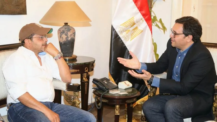 وزير الثقافة يجتمع بالنجم محمد هنيدي لمناقشة تقديم عروض مسرحية في المحافظات بدءًا من مسرح بيرم التونسي بالإسكندرية. وزير الثقافة يجتمع بالنجم محمد هنيدي لمناقشة تقديم عروض مسرحية في المحافظات بدءًا من مسرح بيرم التونسي بالإسكندرية.