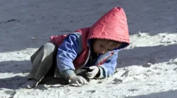 لعب أطفالك في التراب يمكن أن يكون له فوائد.. تعرف على السبب!