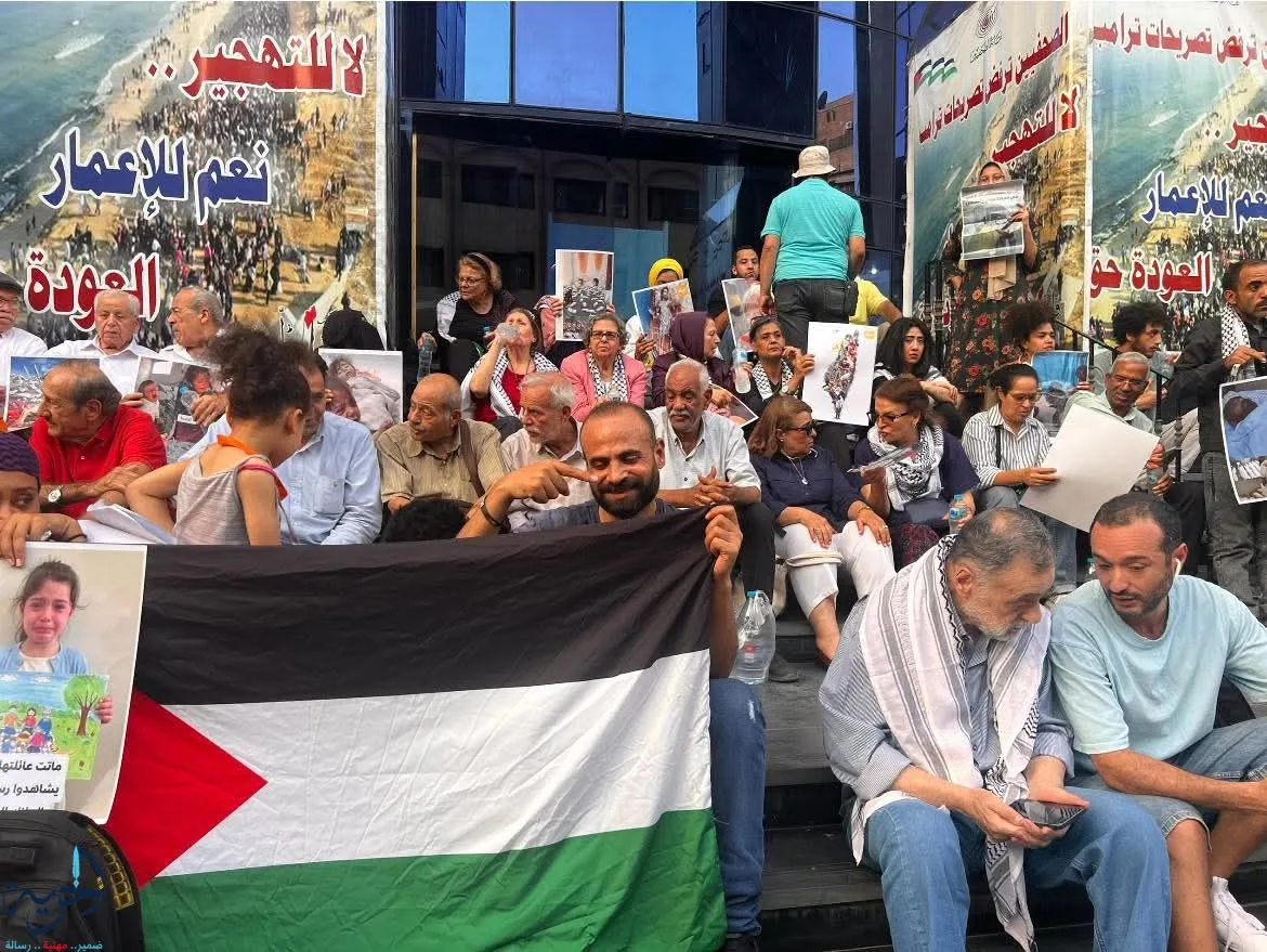 بمشاركة علم فلسطين وخريطتها: وقفة احتجاجية أمام نقابة الصحفيين احتجاجًا على الحصار والإبادة في غزة بمشاركة علم فلسطين وخريطتها: وقفة احتجاجية أمام نقابة الصحفيين احتجاجًا على الحصار والإبادة في غزة