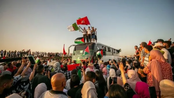 قافلة الصمود تثير الجدل.. خبير: الحركة غير قانونية ولا تتبع جهة رسمية قافلة الصمود تثير الجدل.. خبير: الحركة غير قانونية ولا تتبع جهة رسمية