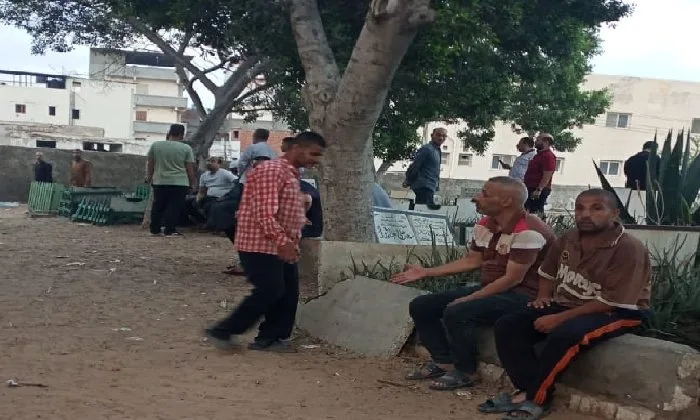 سكان إدكو في انتظار جثمان ‘أحمد المسلماني’ تاجر الذهب من البحيرة لتقديم العزاء سكان إدكو في انتظار جثمان ‘أحمد المسلماني’ تاجر الذهب من البحيرة لتقديم العزاء