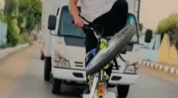 قائد سيارة في الشرقية يُقبض عليه بتهمة تعريض حياة المواطنين للخطر من خلال حركات استعراضية.