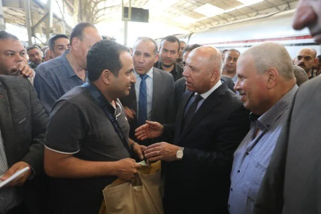 وزير النقل يوجه بتوفير كافة التسهيلات والخدمات المتميزة للمواطنين في السكك الحديدية وزير النقل يوجه بتوفير كافة التسهيلات والخدمات المتميزة للمواطنين في السكك الحديدية