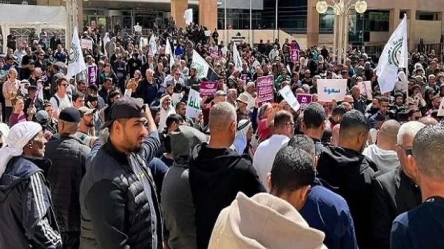 آلاف الفلسطينيين يتظاهرون في النقب احتجاجًا على الخطط الإسرائيلية لهدم المنازل والتهجير آلاف الفلسطينيين يتظاهرون في النقب احتجاجًا على الخطط الإسرائيلية لهدم المنازل والتهجير