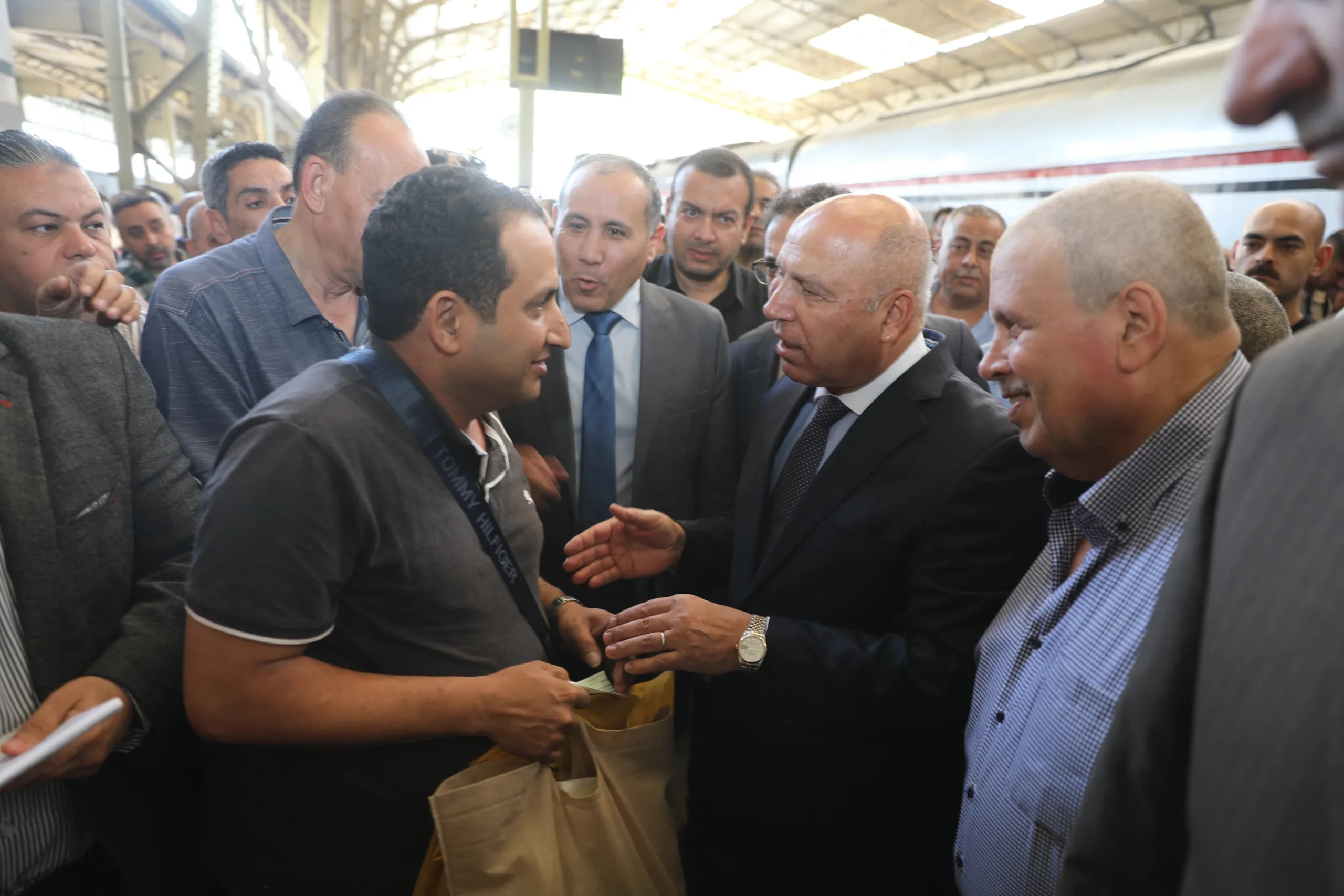 ما الذي جرى؟ | كامل الوزير يتفقد كسر زجاج قطار خلال زيارة مفاجئة لمحطة رمسيس ما الذي جرى؟ | كامل الوزير يتفقد كسر زجاج قطار خلال زيارة مفاجئة لمحطة رمسيس