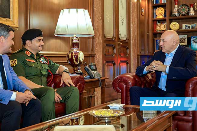 رئيس أركان القوات البرية التابعة لـ«القيادة العامة» الفريق صدام حفتر يلتقي وزير الدفاع الإيطالي غويدو كروسيتو في روما، الخميس 12 يونيو 2025 (شعبة الإعلام الحربي)