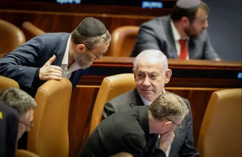 قناة عبرية تناقش الانقسام الكبير داخل القيادة الإسرائيلية بشأن الهجوم على إيران وتكشف الأسباب وراءه! قناة عبرية تناقش الانقسام الكبير داخل القيادة الإسرائيلية بشأن الهجوم على إيران وتكشف الأسباب وراءه!