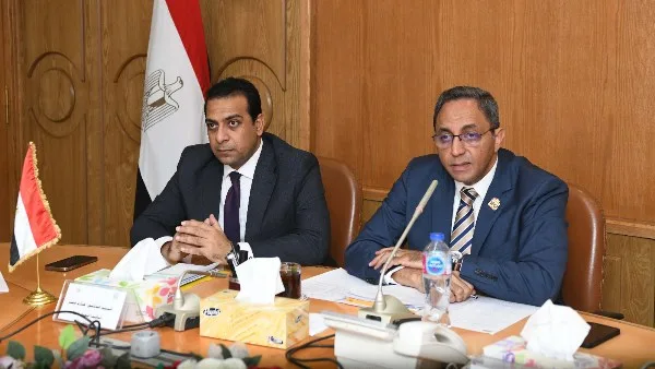 محافظ قنا يقدم خطة لتطوير 28 حديقة محافظ قنا يقدم خطة لتطوير 28 حديقة