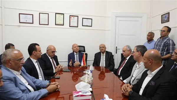 محافظ القاهرة يجتمع بمستأجري عقارات “وسط البلد” للاستماع إلى أفكارهم بشأن تطوير القاهرة الخديوية محافظ القاهرة يجتمع بمستأجري عقارات “وسط البلد” للاستماع إلى أفكارهم بشأن تطوير القاهرة الخديوية