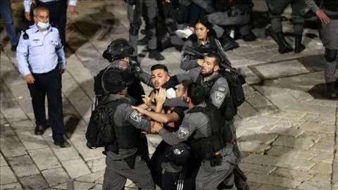 شرطة إسرائيل توقف 7 محتجين يطالبون بإعادة الأسرى المحتجزين في غزة. شرطة إسرائيل توقف 7 محتجين يطالبون بإعادة الأسرى المحتجزين في غزة.