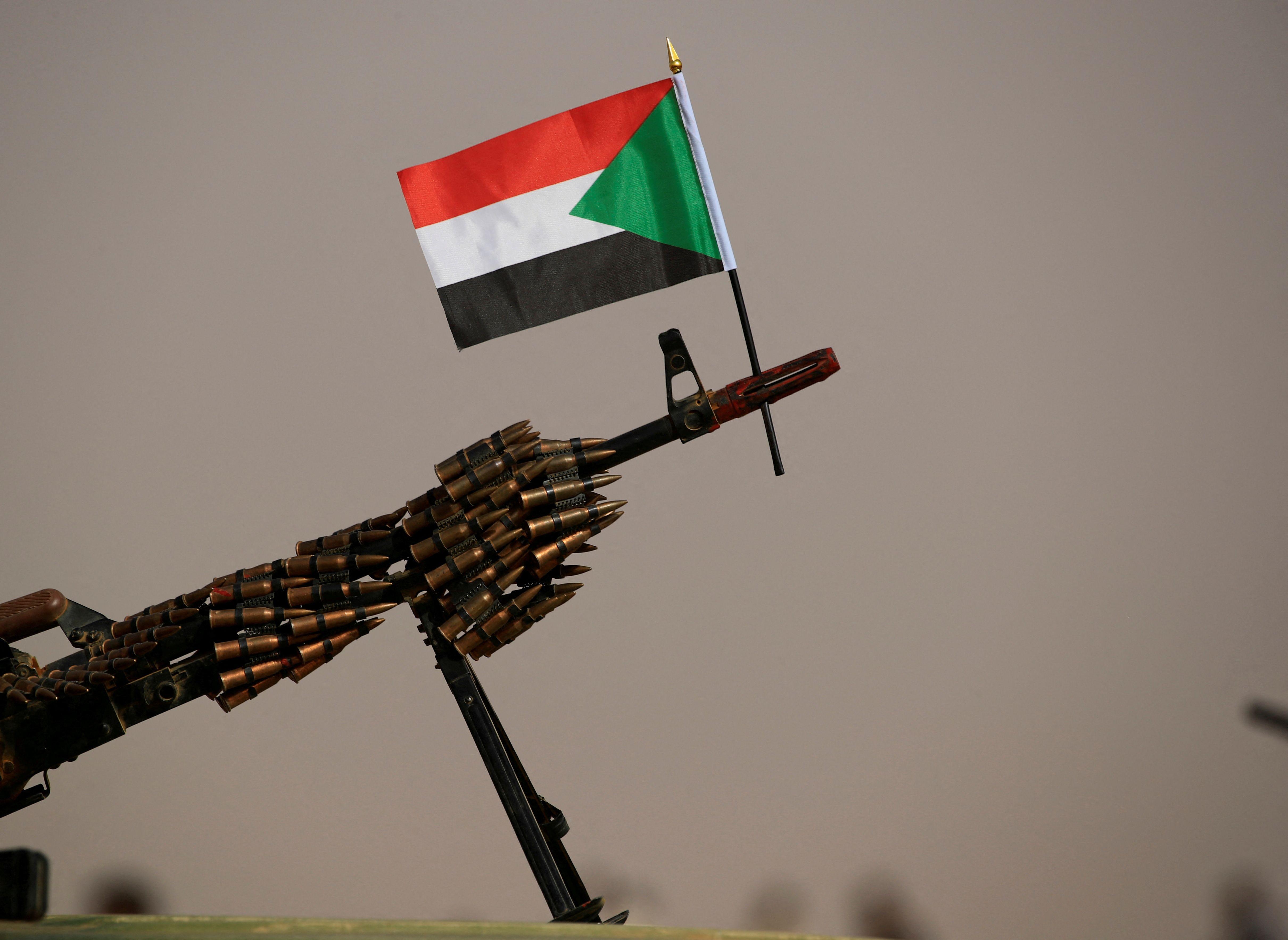 العلم الوطني السوداني مثبت على مدفع رشاش لجنود قوات الدعم السريع شبه العسكرية