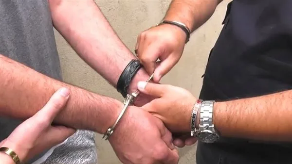 قبض على والد ألقي بمادة كاوية على ابنته في زفتى بالغربية قبض على والد ألقي بمادة كاوية على ابنته في زفتى بالغربية