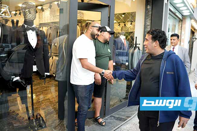 رئيس المجلس الرئاسي محمد المنفي خلال جولة في شوارع العاصمة طرابلس، الخميس 12 يونيو 2025 (المكتب الإعلامي للمنفي)