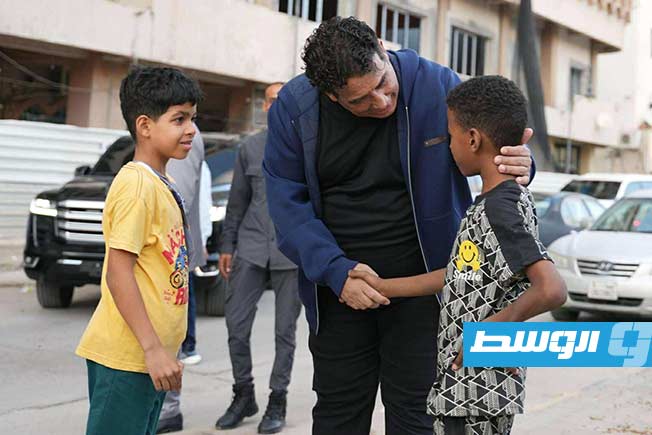 رئيس المجلس الرئاسي محمد المنفي خلال جولة في شوارع العاصمة طرابلس، الخميس 12 يونيو 2025 (المكتب الإعلامي للمنفي)