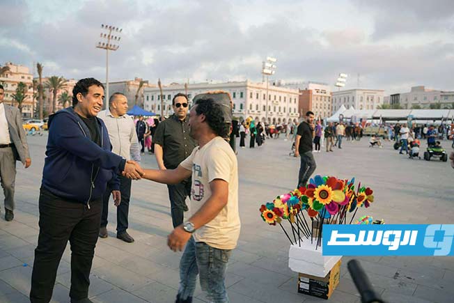 رئيس المجلس الرئاسي محمد المنفي خلال جولة في شوارع العاصمة طرابلس، الخميس 12 يونيو 2025 (المكتب الإعلامي للمنفي)