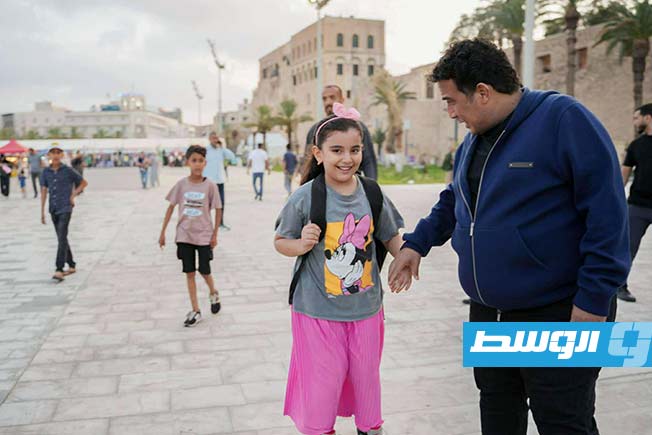 رئيس المجلس الرئاسي محمد المنفي خلال جولة في شوارع العاصمة طرابلس، الخميس 12 يونيو 2025 (المكتب الإعلامي للمنفي)