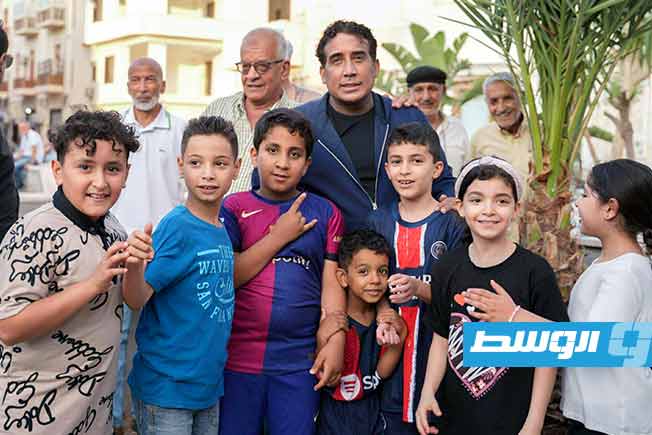رئيس المجلس الرئاسي محمد المنفي خلال جولة في شوارع العاصمة طرابلس، الخميس 12 يونيو 2025 (المكتب الإعلامي للمنفي)