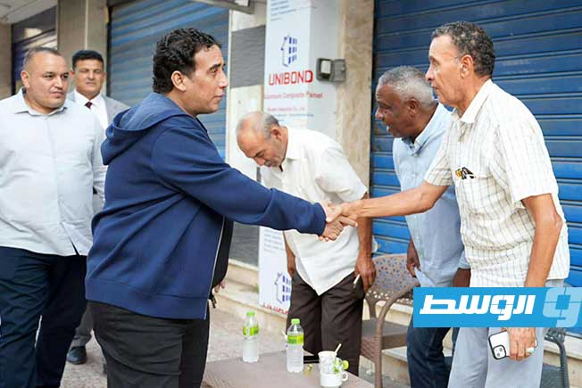 رئيس المجلس الرئاسي محمد المنفي خلال جولة في شوارع العاصمة طرابلس، الخميس 12 يونيو 2025 (المكتب الإعلامي للمنفي)