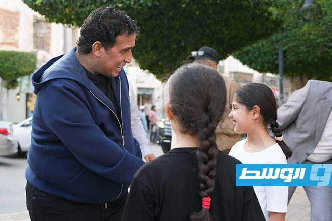 رئيس المجلس الرئاسي محمد المنفي خلال جولة في شوارع العاصمة طرابلس، الخميس 12 يونيو 2025 (المكتب الإعلامي للمنفي)