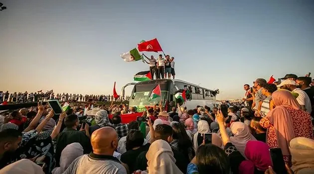 بسبب عدم الحصول على التصاريح، ليبيا تحظر مرور قافلة الصمود عبر مدخل مدينة سرت. بسبب عدم الحصول على التصاريح، ليبيا تحظر مرور قافلة الصمود عبر مدخل مدينة سرت.