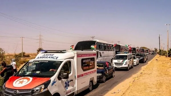 قوات الأمن والجيش الليبي تعترض قافلة الصمود عند مدخل مدينة سرت قوات الأمن والجيش الليبي تعترض قافلة الصمود عند مدخل مدينة سرت