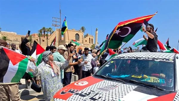 السلطات الليبية تعرقل تقدم قافلة الصمود عند مدخل مدينة سرت السلطات الليبية تعرقل تقدم قافلة الصمود عند مدخل مدينة سرت