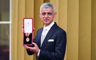 الملك تشارلز يُعبّر عن اعتذاره لعمدة لندن بسبب تأخر منحه لقب الفارس.