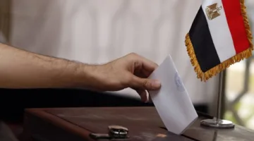 القانون يحدد من له الحق في المشاركة بالتصويت في الانتخابات والاستفتاءات.