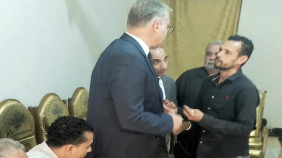 وزير البترول يقدم تعازيه ويُخصص وديعة بقيمة مليون جنيه وفرصتي عمل لأسرتين منهما. وزير البترول يقدم تعازيه ويُخصص وديعة بقيمة مليون جنيه وفرصتي عمل لأسرتين منهما.
