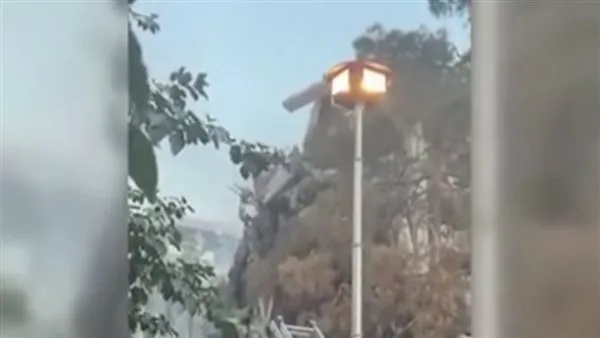 شاهد.. لحظة استهداف إسرائيل لموقع يضم مسؤولين عسكريين إيرانيين شاهد.. لحظة استهداف إسرائيل لموقع يضم مسؤولين عسكريين إيرانيين