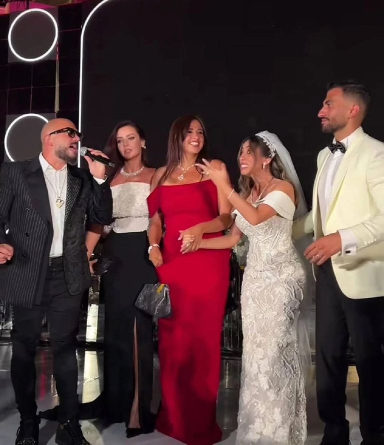 ياسمين عبدالعزيز مع العروسين 