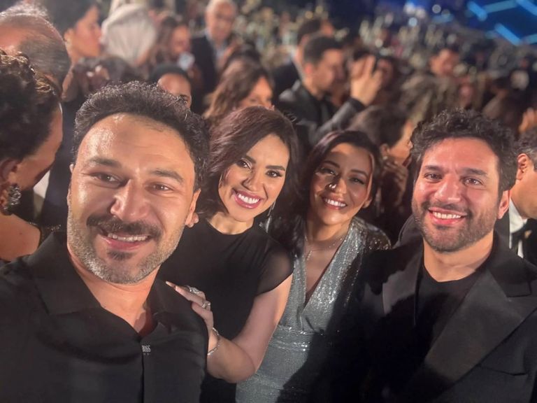 ياسمين عبدالعزيز مع العروسين 