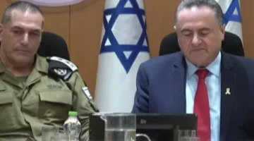 وزير الدفاع الإسرائيلي: اليوم يمثل نقطة تحول مهمة في تاريخنا من خلال استهداف مركز القوة الإيراني.