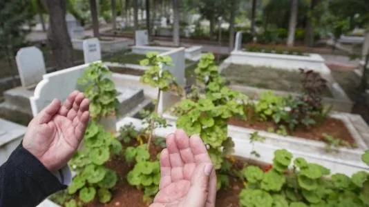 أفضل 100 دعاء للراحلين.. يخفف عنهم صعوبة القبر أفضل 100 دعاء للراحلين.. يخفف عنهم صعوبة القبر