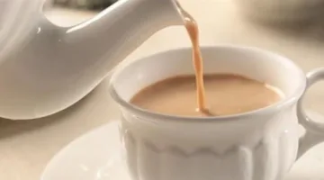3 مخاطر غير متوقعة لتناول الشاي مع الحليب يوميًا