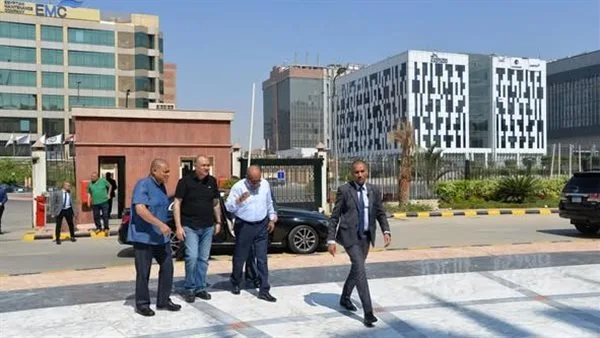 وزير الكهرباء ووزير البترول يقومان بجولة تفقدية في مركز التحكم الوطني لشبكة الغاز القومية. وزير الكهرباء ووزير البترول يقومان بجولة تفقدية في مركز التحكم الوطني لشبكة الغاز القومية.