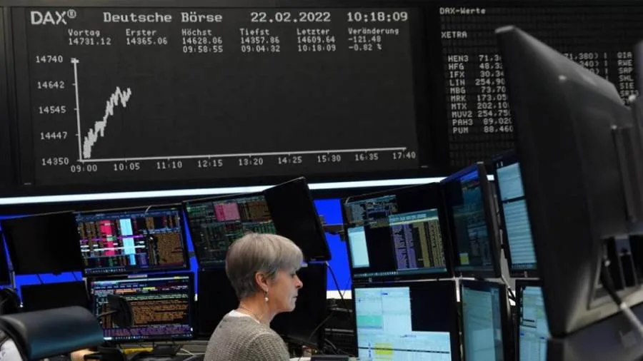 بورصات الأسهم الأوروبية تبدأ تداولاتها بانخفاض عقب الهجمات الإسرائيلية على إيران. بورصات الأسهم الأوروبية تبدأ تداولاتها بانخفاض عقب الهجمات الإسرائيلية على إيران.