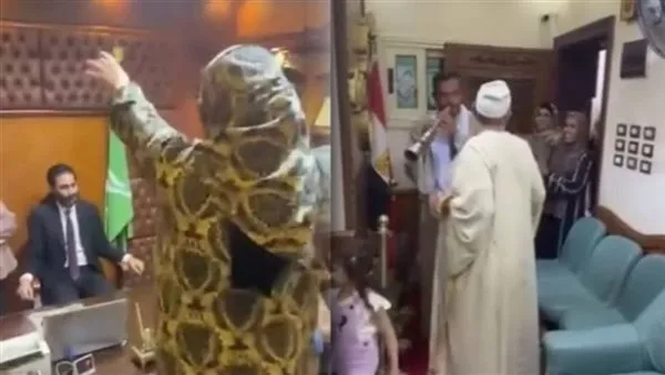 احتفالية تقليدية ورقص داخل مكتب محامي.. فما السبب وراء ذلك؟ (فيديو) احتفالية تقليدية ورقص داخل مكتب محامي.. فما السبب وراء ذلك؟ (فيديو)