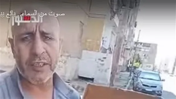 نداء من العلاء.. بائع يتمتع بمهارة قراءة القرآن بصوت المنشاوي (فيديو) نداء من العلاء.. بائع يتمتع بمهارة قراءة القرآن بصوت المنشاوي (فيديو)