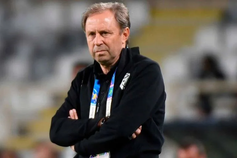 «أصبحنا كالمجنون».. لاعب جزائري يشارك قصة عجيبة عن مدربه السابق «أصبحنا كالمجنون».. لاعب جزائري يشارك قصة عجيبة عن مدربه السابق