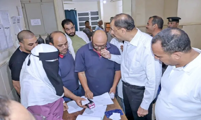 جولة غير متوقعة لمحافظ سوهاج: توجيهات قوية لإزالة الإشغالات وتعزيز الخدمات في أخميم وساقلتة. جولة غير متوقعة لمحافظ سوهاج: توجيهات قوية لإزالة الإشغالات وتعزيز الخدمات في أخميم وساقلتة.