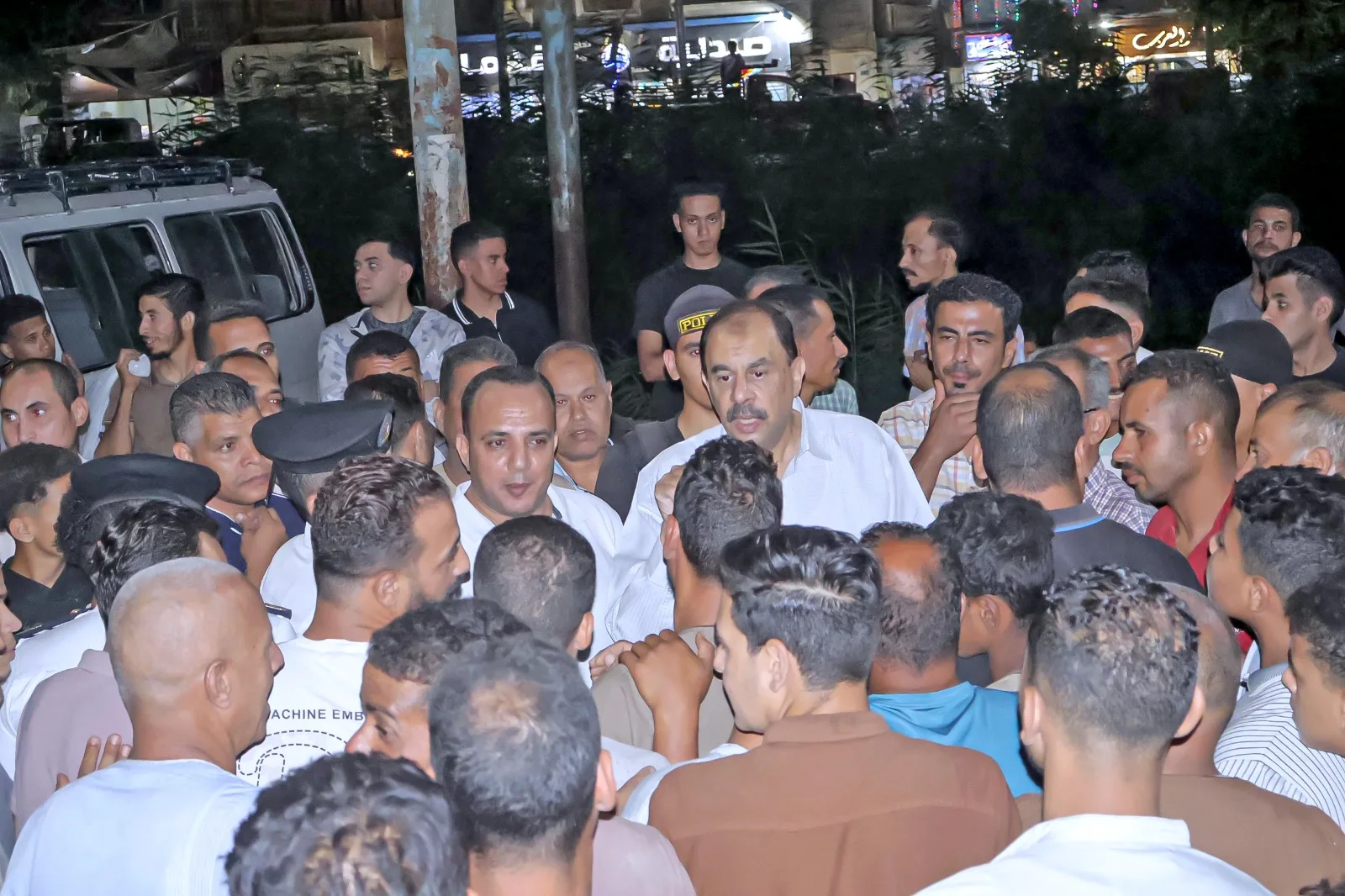 محافظ سوهاج يعبر عن انزعاجه من تدني مستوى النظافة وازدحام الشوارع بالمرافق العامة محافظ سوهاج يعبر عن انزعاجه من تدني مستوى النظافة وازدحام الشوارع بالمرافق العامة