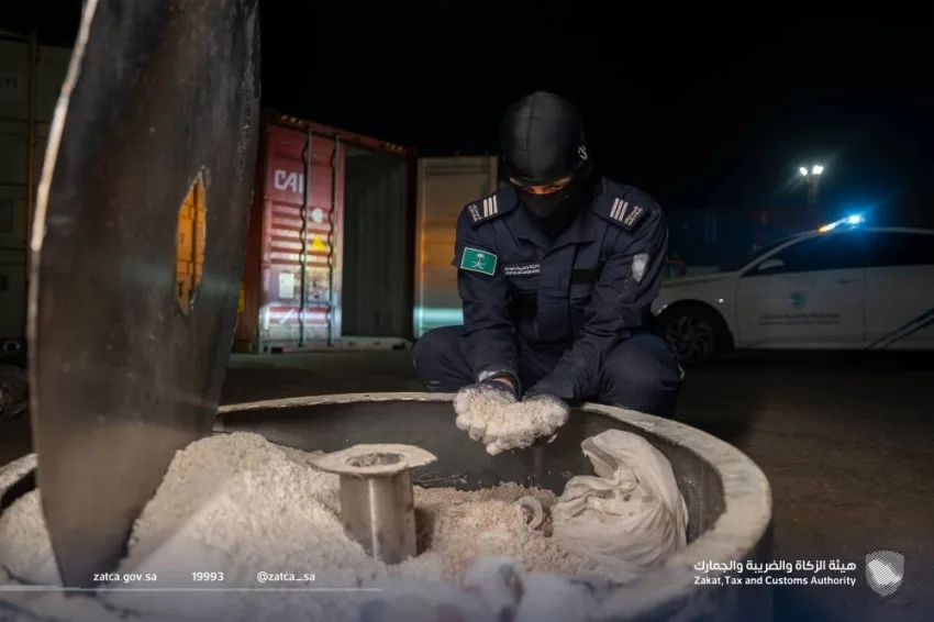 الزكاة والضرائب والجمارك في ميناء جدة الإسلامي تمنع تهريب 1.7 مليون حبة من الإمفيتامين. الزكاة والضرائب والجمارك في ميناء جدة الإسلامي تمنع تهريب 1.7 مليون حبة من الإمفيتامين.