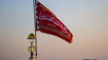رفع علم الانتقام الأحمر فوق قبة مسجد جمكران في مدينة قم الإيرانية