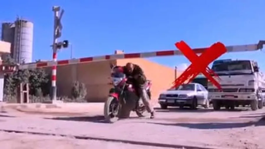 النقل تطلب من المواطنين المساهمة في نشر الوعي حول أهمية عدم تجاوز المزلقانات النقل تطلب من المواطنين المساهمة في نشر الوعي حول أهمية عدم تجاوز المزلقانات