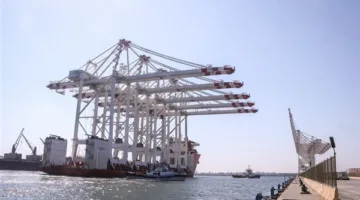 ميناء دمياط يستقبل خمس رافعات رصيف ضخمة